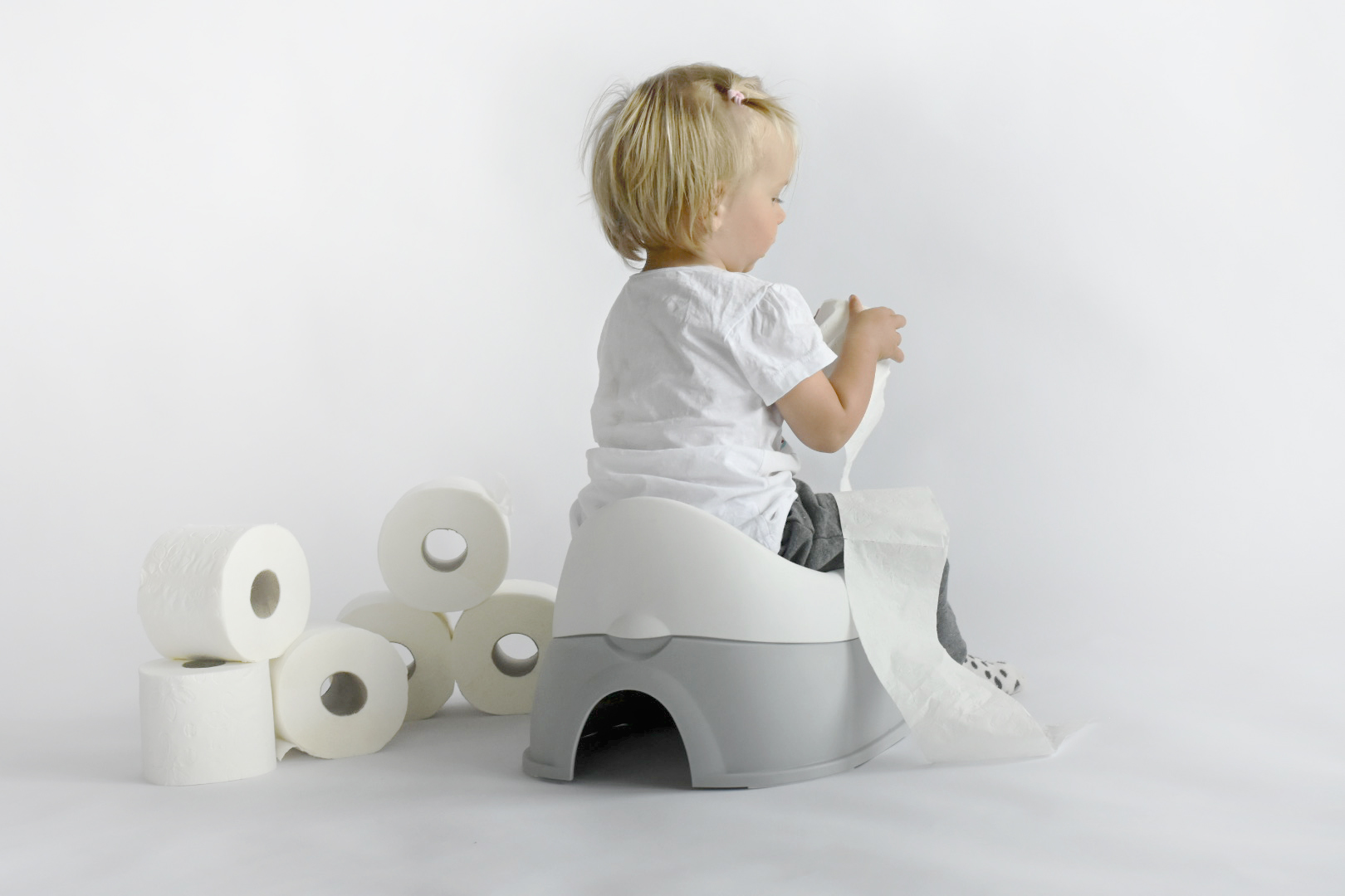 Toilettenpapier_Kleinkind auf Töpfchen Toilettenpapier_Kleinkind auf Töpfchen